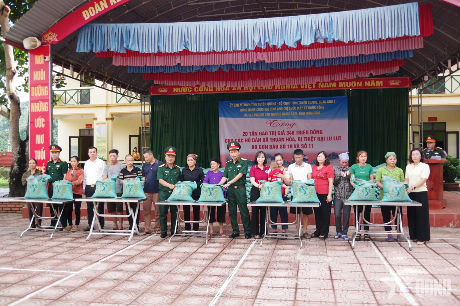 Bộ CHQS tỉnh Tuyên Quang trao gạo tặng nhân dân vùng thiên tai